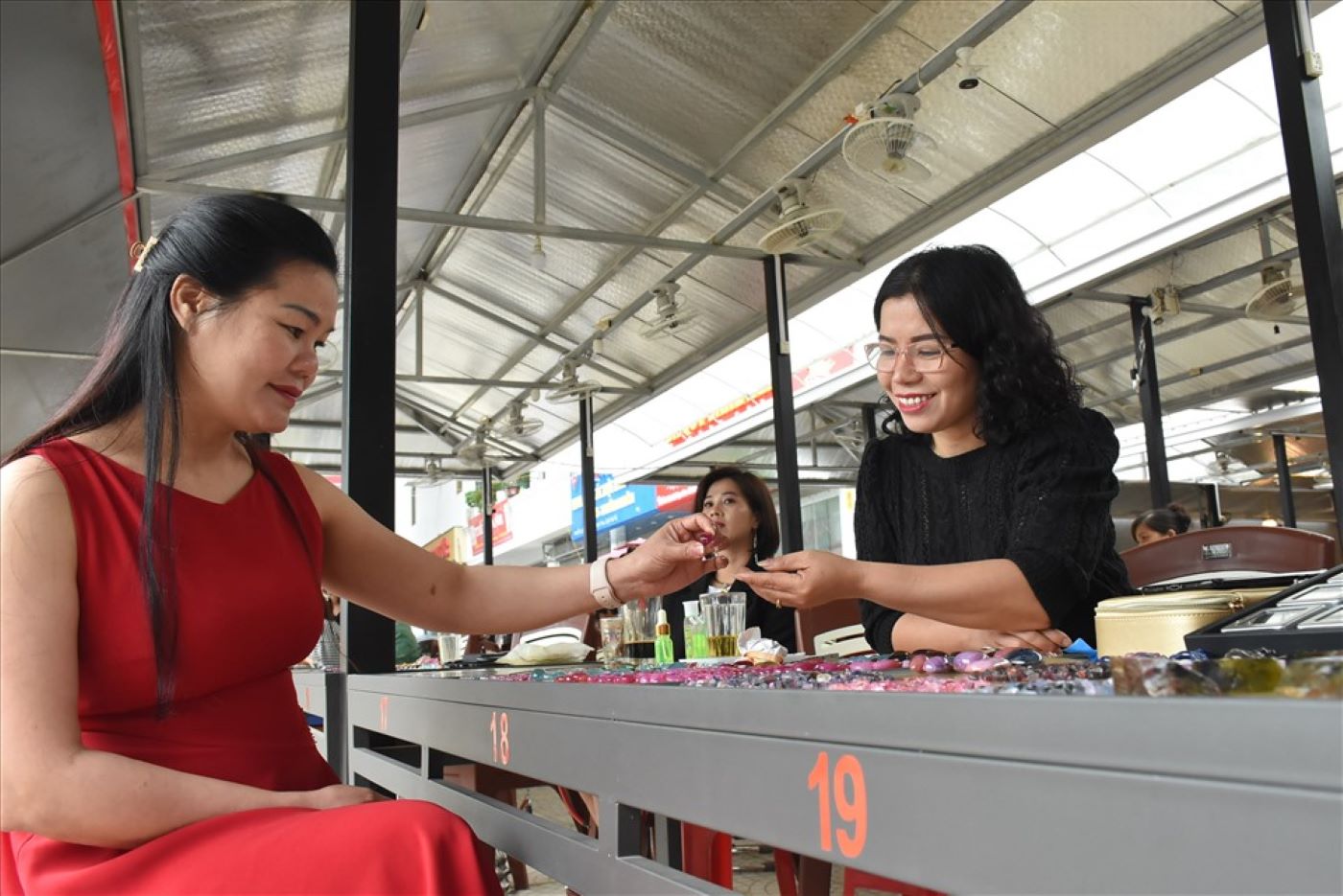 Luc Yen gem market: Unique tourist destination of Yen Bai land 6