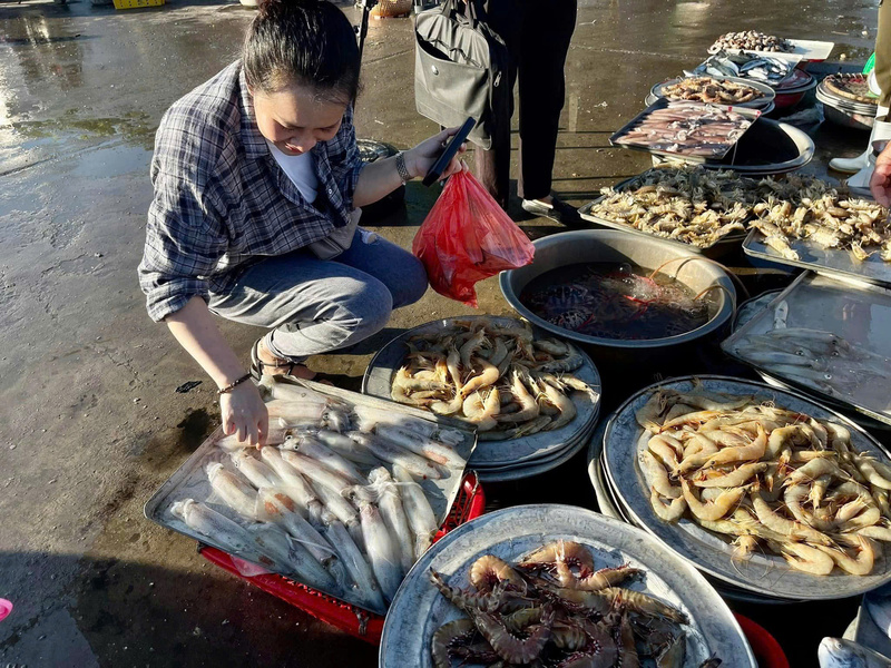 Dậy sớm ghé chợ hải sản Cửa Lò, khám phá nhịp sống thành phố biển 5
