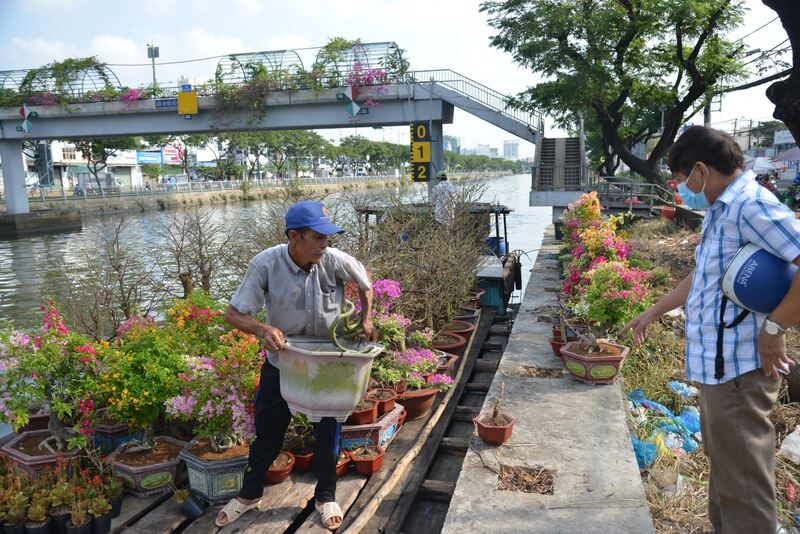 Chợ hoa Bến Bình Đông nhộn nhịp dịp cận Tết Ất Tỵ 2025 5