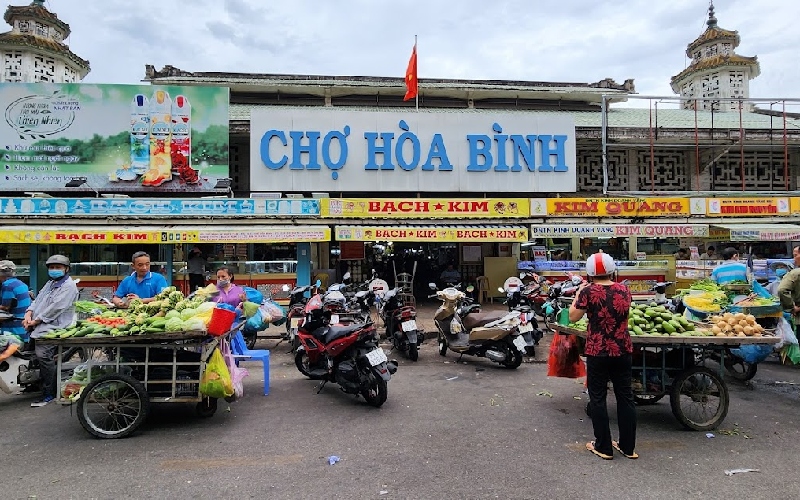 Khám phá chợ Hòa Bình: Điểm hẹn ẩm thực và văn hóa ở Quận 5 2