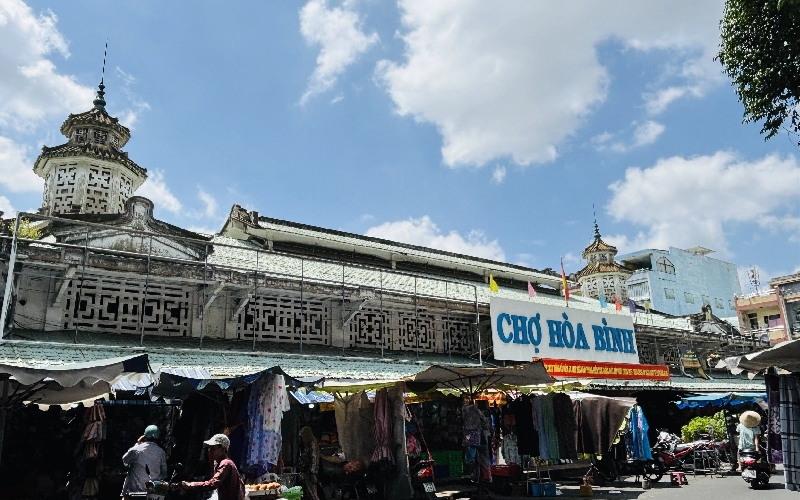 Khám phá chợ Hòa Bình: Điểm hẹn ẩm thực và văn hóa ở Quận 5 3