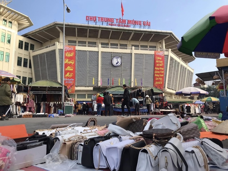 Chợ Móng Cái thiên đường mua sắm giá sỉ ở Quảng Ninh 4