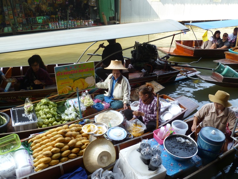 Trải nghiệm chợ nổi Damnoen Saduak trên những chiếc thuyền gỗ ở Thái Lan 12