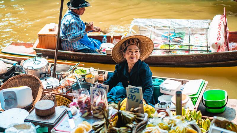 Trải nghiệm chợ nổi Damnoen Saduak trên những chiếc thuyền gỗ ở Thái Lan 13