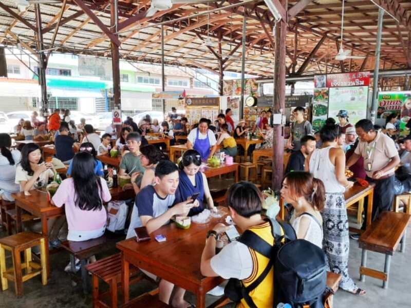Trải nghiệm chợ nổi Damnoen Saduak trên những chiếc thuyền gỗ ở Thái Lan 9