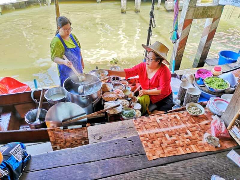 Trải nghiệm chợ nổi Damnoen Saduak trên những chiếc thuyền gỗ ở Thái Lan 10
