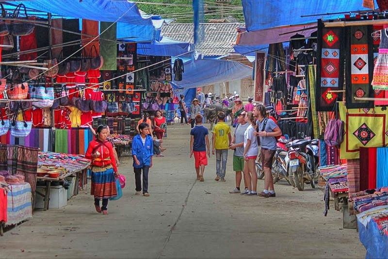 Trải nghiệm chợ phiên Sapa đầy sắc màu và hương vị 3