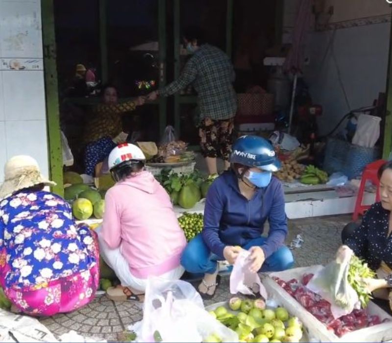Kinh nghiệm khám phá chợ Phú Định Sài Gòn: Chơi gì, ăn gì và mua gì? 2