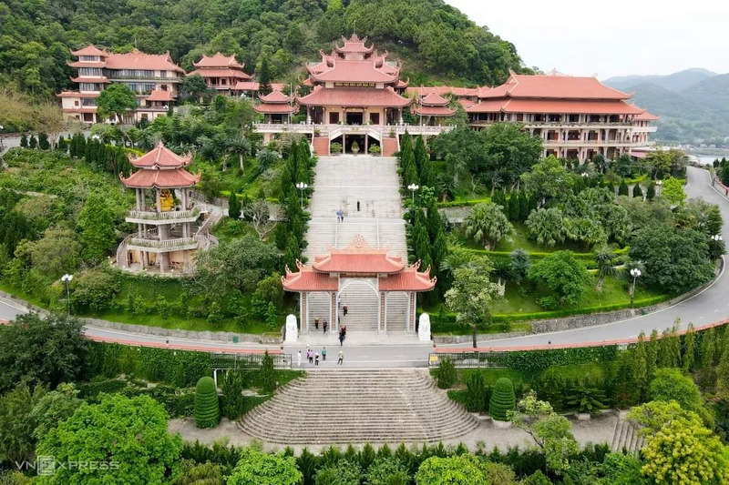 Chùa Cái Bầu, viên ngọc thanh tịnh nằm giữa kỳ quan Bái Tử Long 9