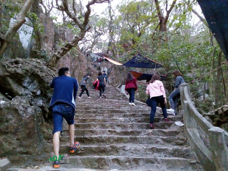 Chùa Gia Lào: Điểm hành hương trong hang đá trên núi Chứa Chan 6