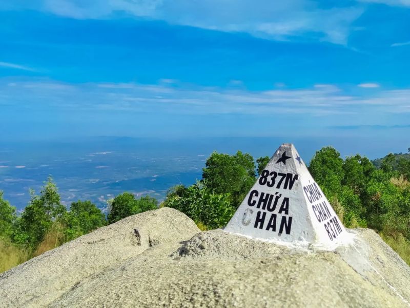 Chùa Gia Lào: Điểm hành hương trong hang đá trên núi Chứa Chan 7