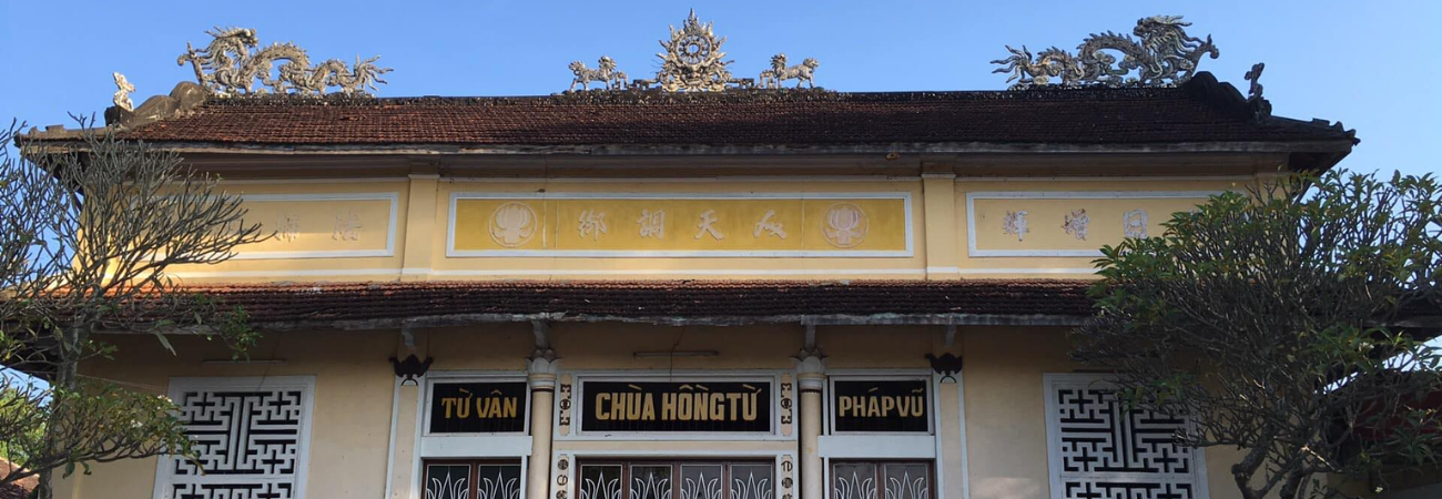 Cổng và mặt tiền Chùa Hồng Từ, thành phố Kon Tum