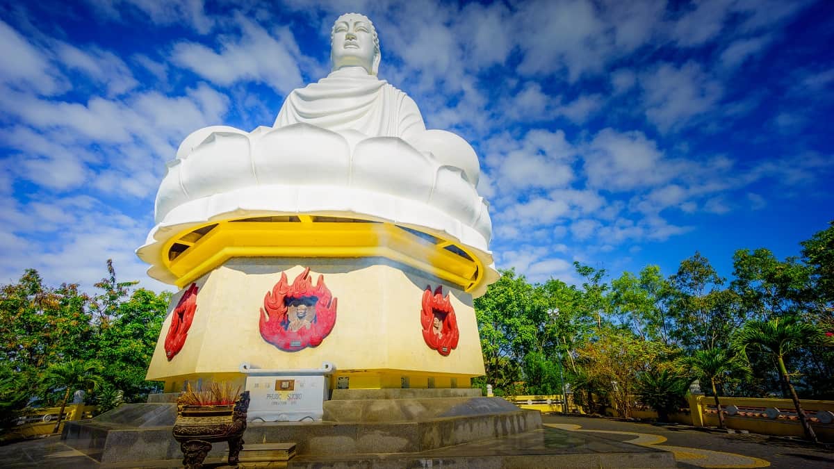 Chùa Long Sơn Nha Trang - Choáng ngợp với vẻ đẹp của bức tượng Phật trắng lớn nhất tại Việt Nam 11