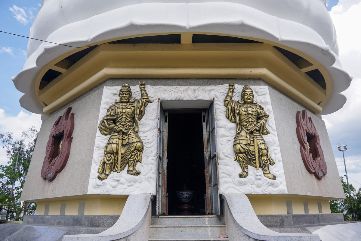 Chùa Long Sơn Nha Trang - Choáng ngợp với vẻ đẹp của bức tượng Phật trắng lớn nhất tại Việt Nam 15