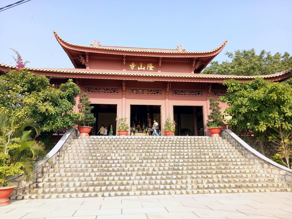 Chùa Long Sơn Núi Sam sở hữu lối kiến trúc cổ kính và trầm mặc 4