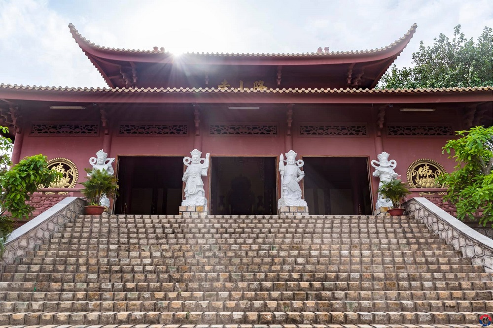 Chùa Long Sơn Núi Sam sở hữu lối kiến trúc cổ kính và trầm mặc 6