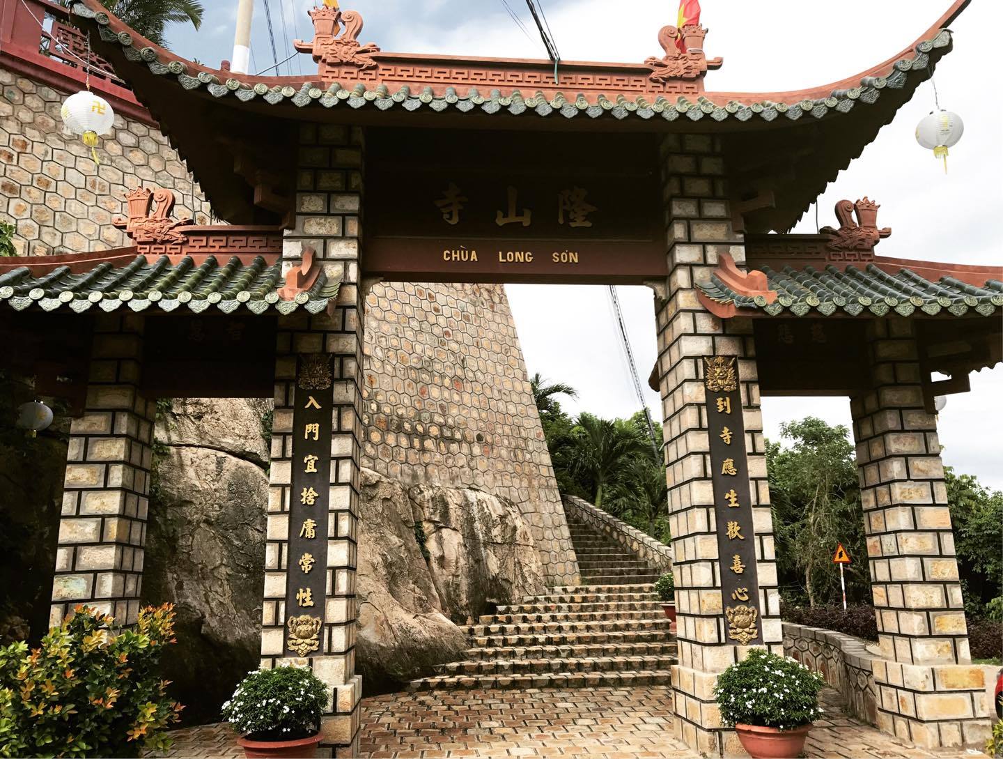Chùa Long Sơn Núi Sam sở hữu lối kiến trúc cổ kính và trầm mặc 2