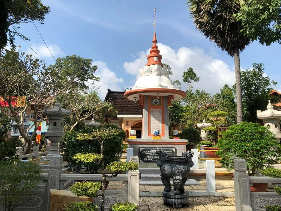 Chùa Phước Hậu Vĩnh Long nổi danh với khu vườn kinh tượng Phật bằng đá 3