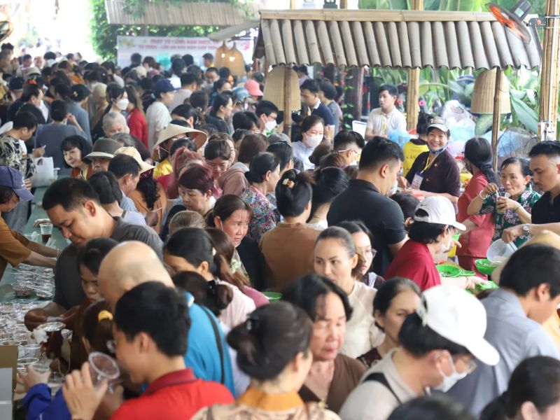 Về chùa Phước Tường ăn buffet chay miễn phí đầy nghĩa tình 8