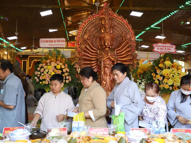 Về chùa Phước Tường ăn buffet chay miễn phí đầy nghĩa tình 10