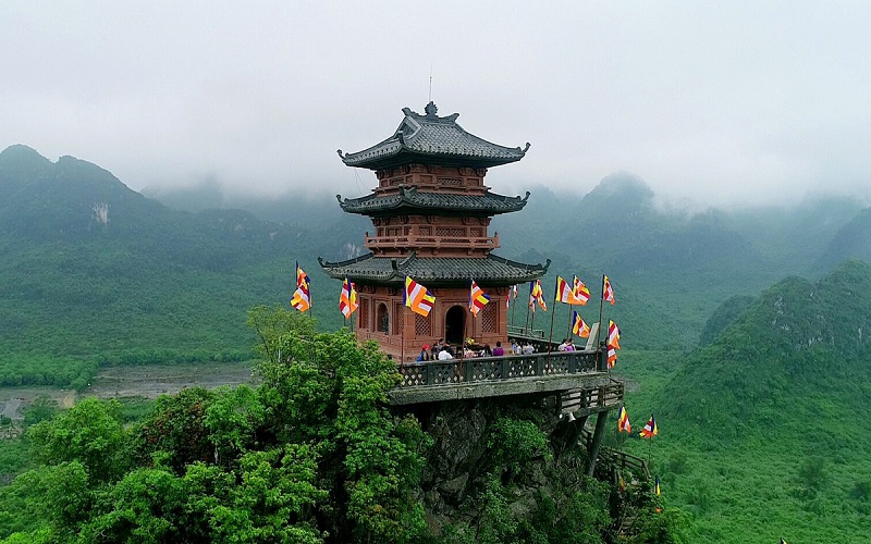 Quần thể chùa Tam Chúc cổ kính uốn lượn quanh sông xanh 6