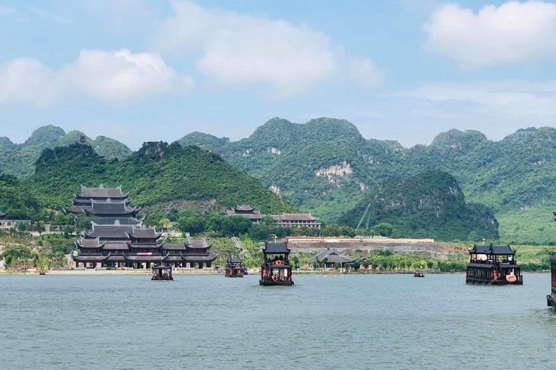 Quần thể chùa Tam Chúc cổ kính uốn lượn quanh sông xanh 5