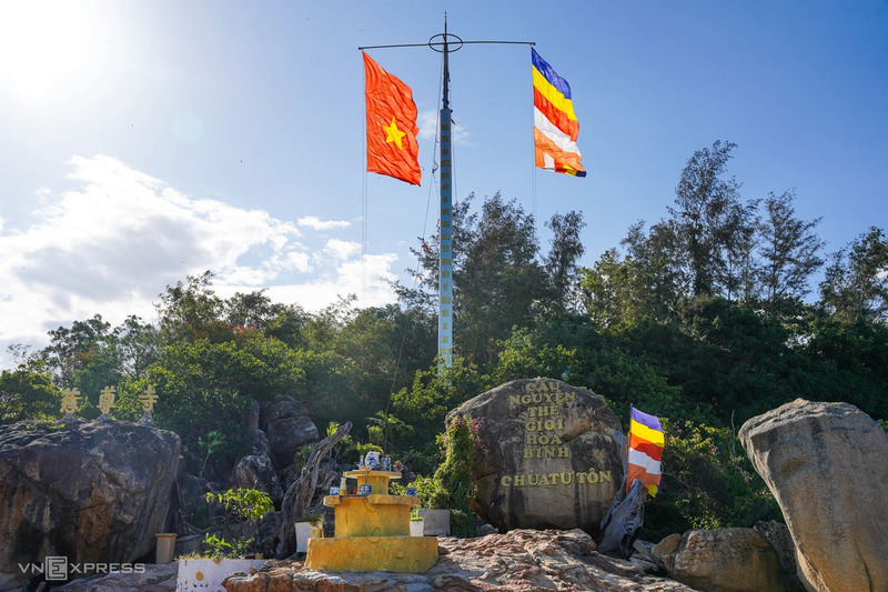 Chiêm bái chùa Từ Tôn Nha Trang trên đảo Hòn Đỏ linh thiêng 5