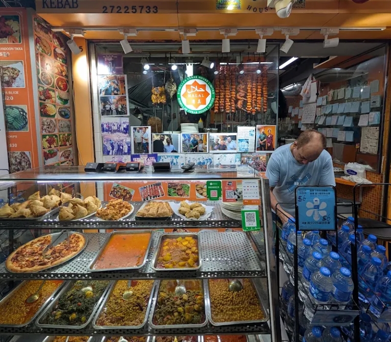 Đến Chungking Mansions trải nghiệm ‘thế giới thu nhỏ’ giữa lòng Hồng Kông 9