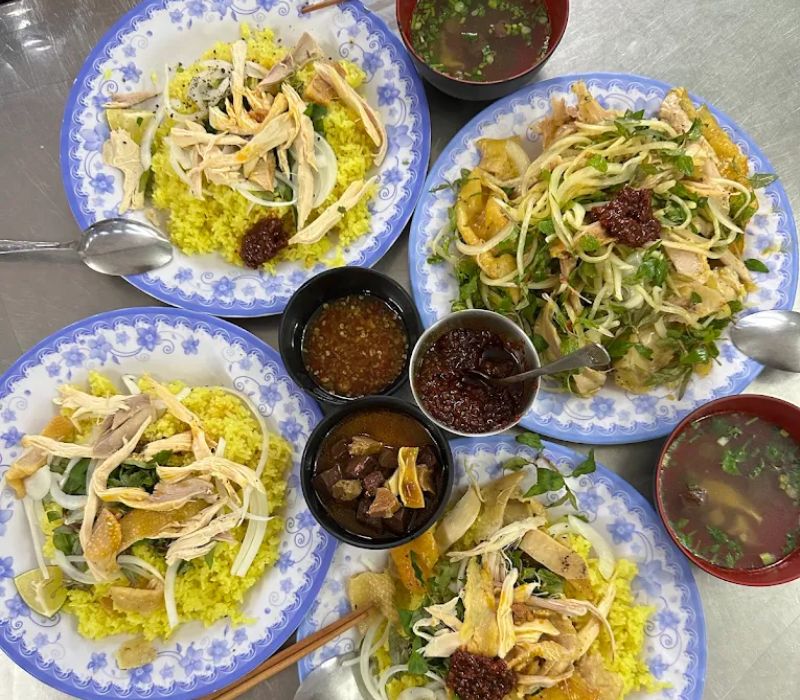Cơm gà An Hiền Hội An núp hẻm bán vài tiếng đã ‘cháy hàng’ có gì? 7