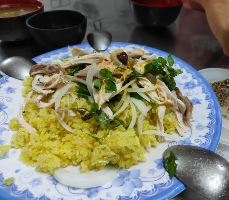Cơm gà An Hiền Hội An núp hẻm bán vài tiếng đã ‘cháy hàng’ có gì? 9