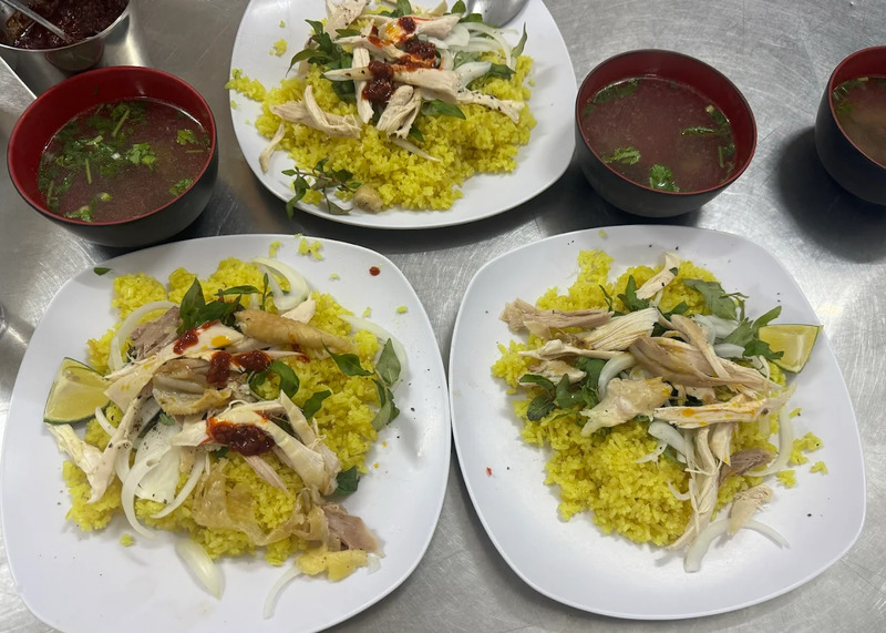 Truy tìm 10 quán cơm gà Hội An nức tiếng xa gần, đậm đà hương vị Hội phố 18