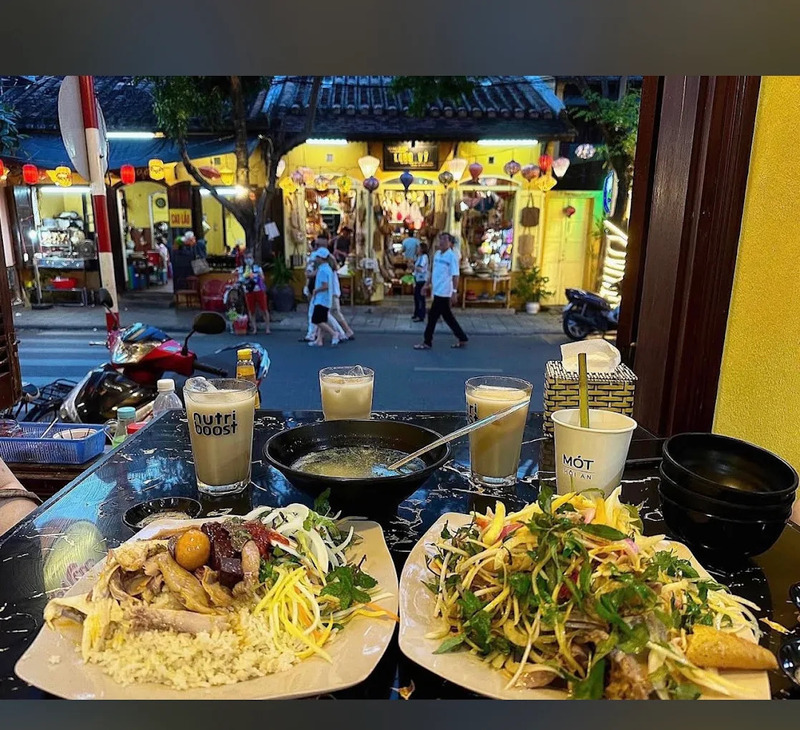 Thưởng thức Cơm Gà bà Nga Hội An với nước xốt nâu đậm đà 3