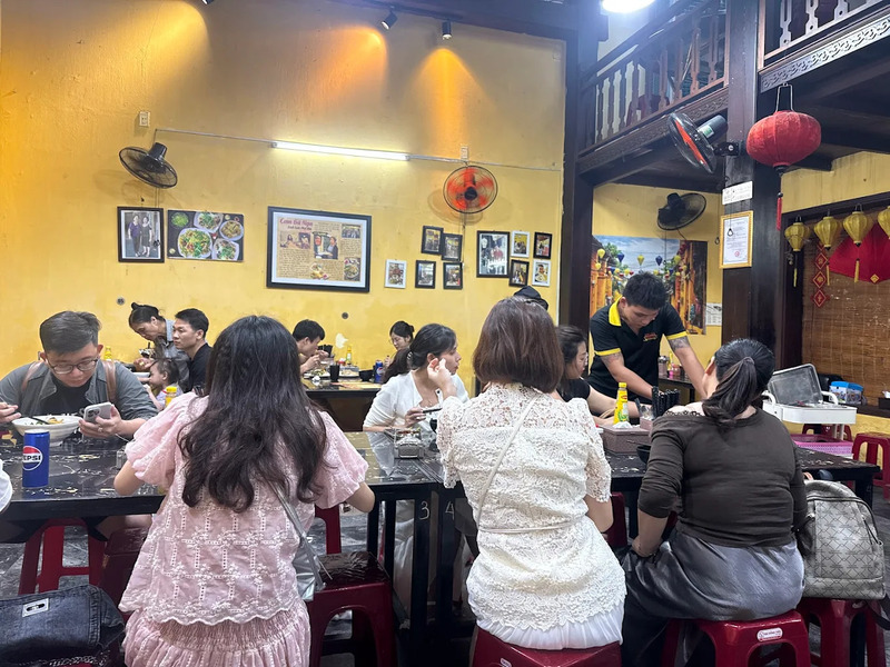 Thưởng thức Cơm Gà bà Nga Hội An với nước xốt nâu đậm đà 4