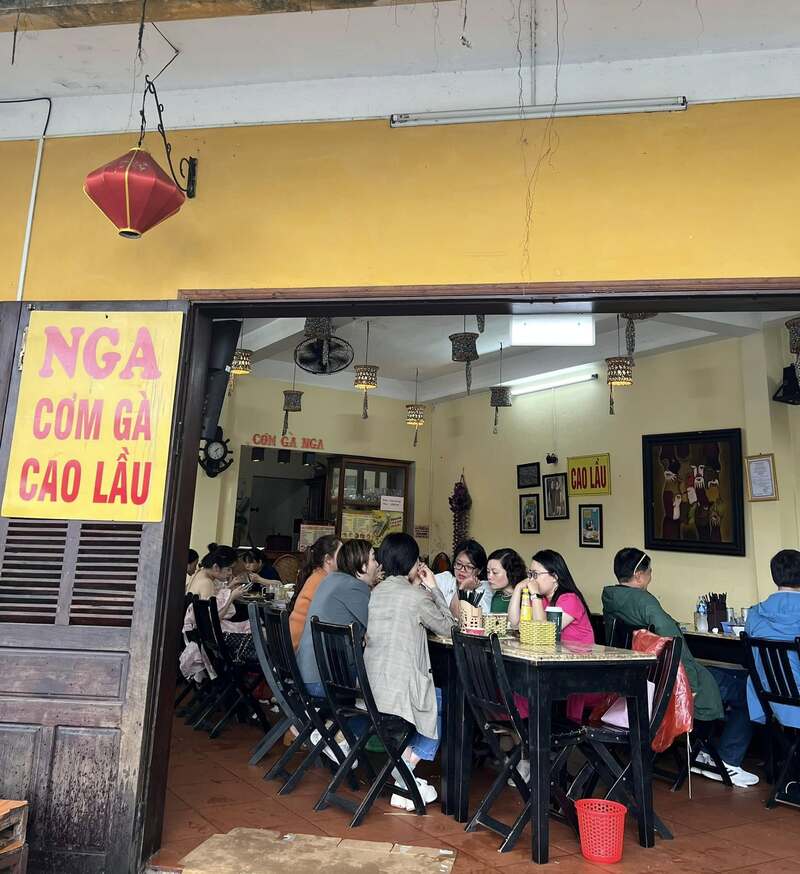 Thưởng thức Cơm Gà bà Nga Hội An với nước xốt nâu đậm đà 5