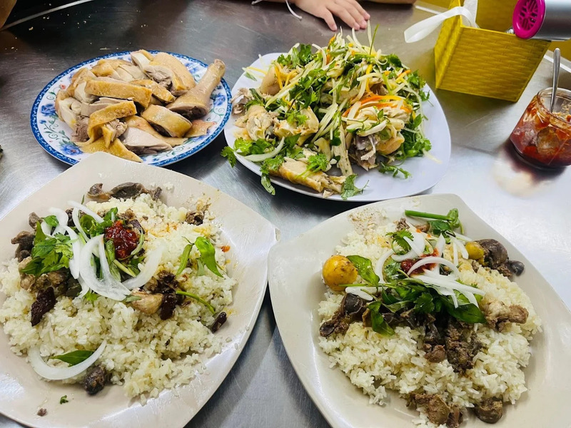 Thưởng thức Cơm Gà bà Nga Hội An với nước xốt nâu đậm đà 8