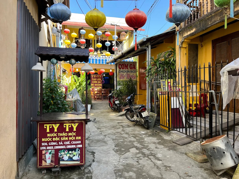 Truy tìm 10 quán cơm gà Hội An nức tiếng xa gần, đậm đà hương vị Hội phố 13