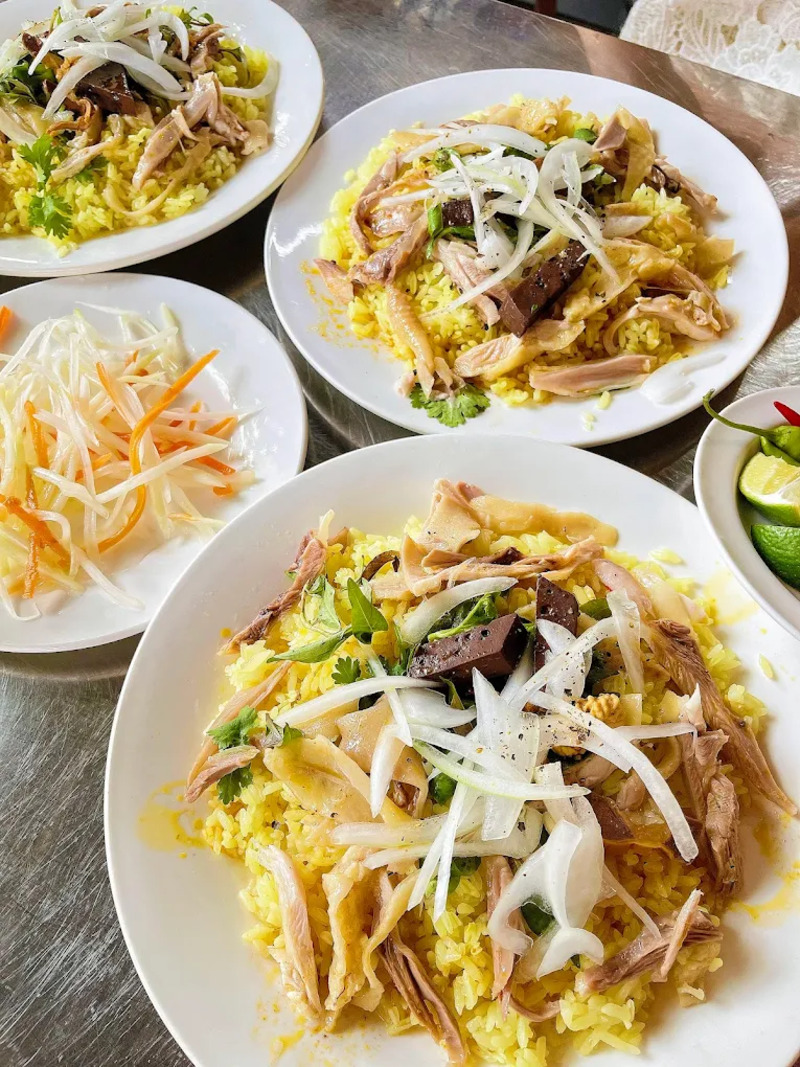 Truy tìm 10 quán cơm gà Hội An nức tiếng xa gần, đậm đà hương vị Hội phố 17