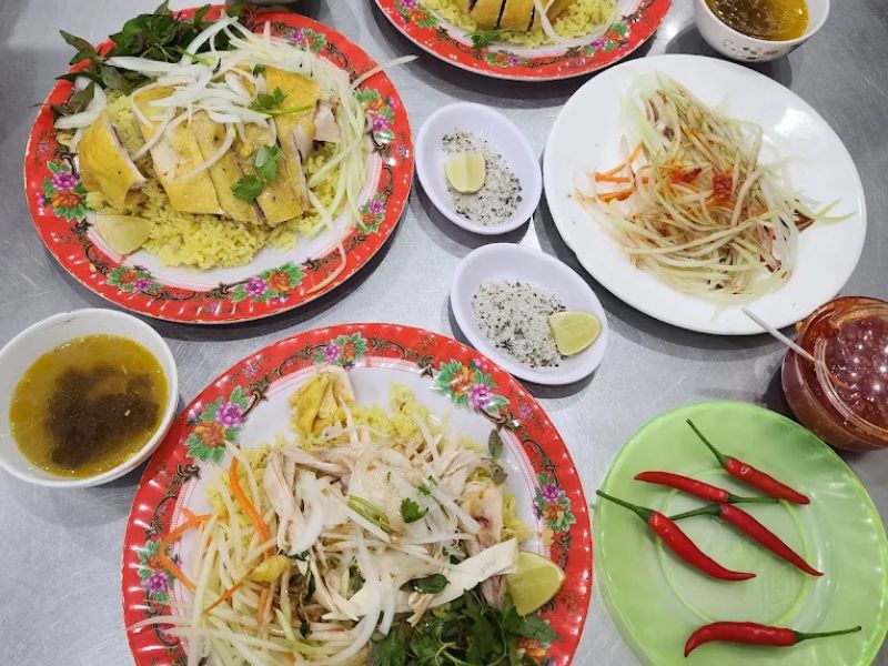 Truy tìm 15 quán cơm gà Hội An nức tiếng xa gần, đậm đà hương vị Hội phố 21