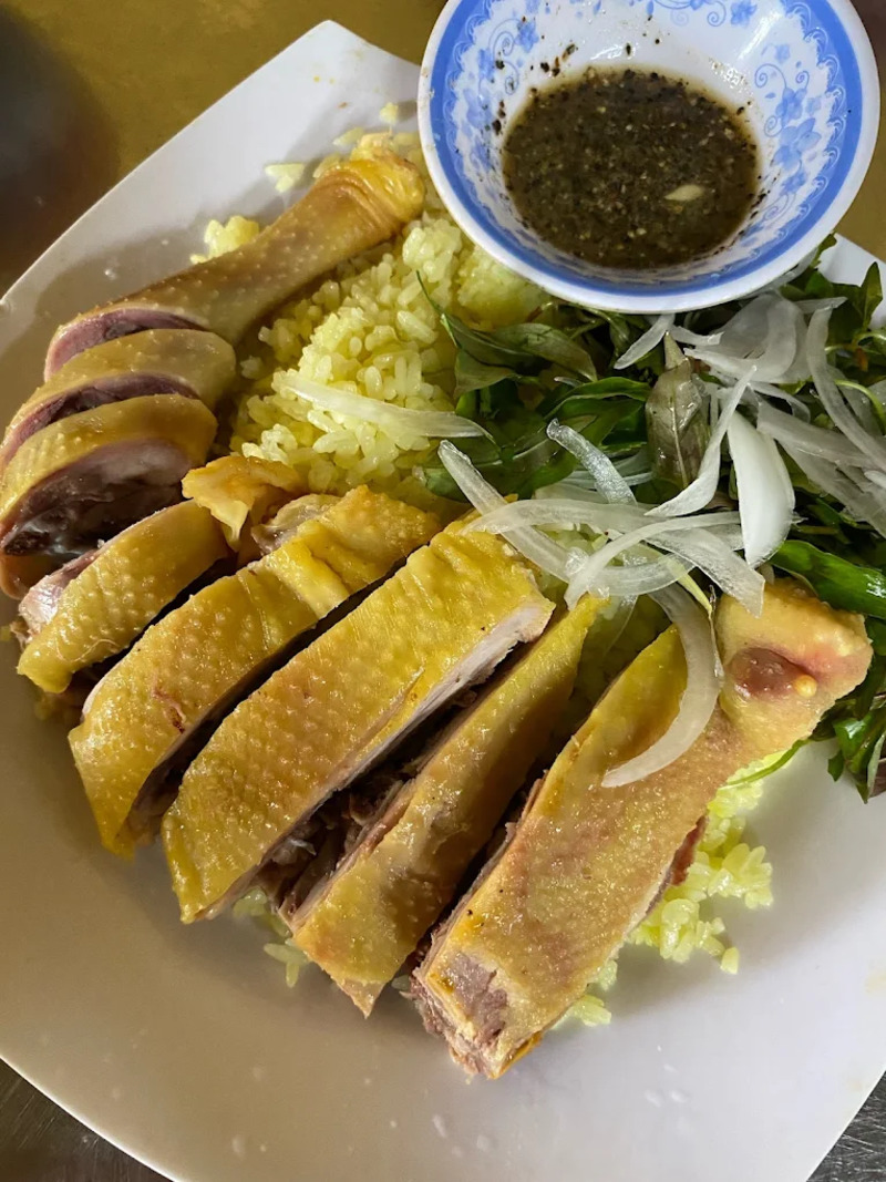 Truy tìm 10 quán cơm gà Hội An nức tiếng xa gần, đậm đà hương vị Hội phố 7