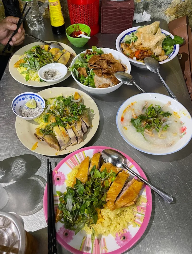 Truy tìm 10 quán cơm gà Hội An nức tiếng xa gần, đậm đà hương vị Hội phố 8