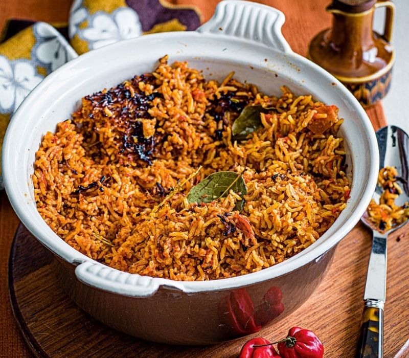 Cơm Jollof là gì? Món cơm đỏ cam linh hồn Tây Phi