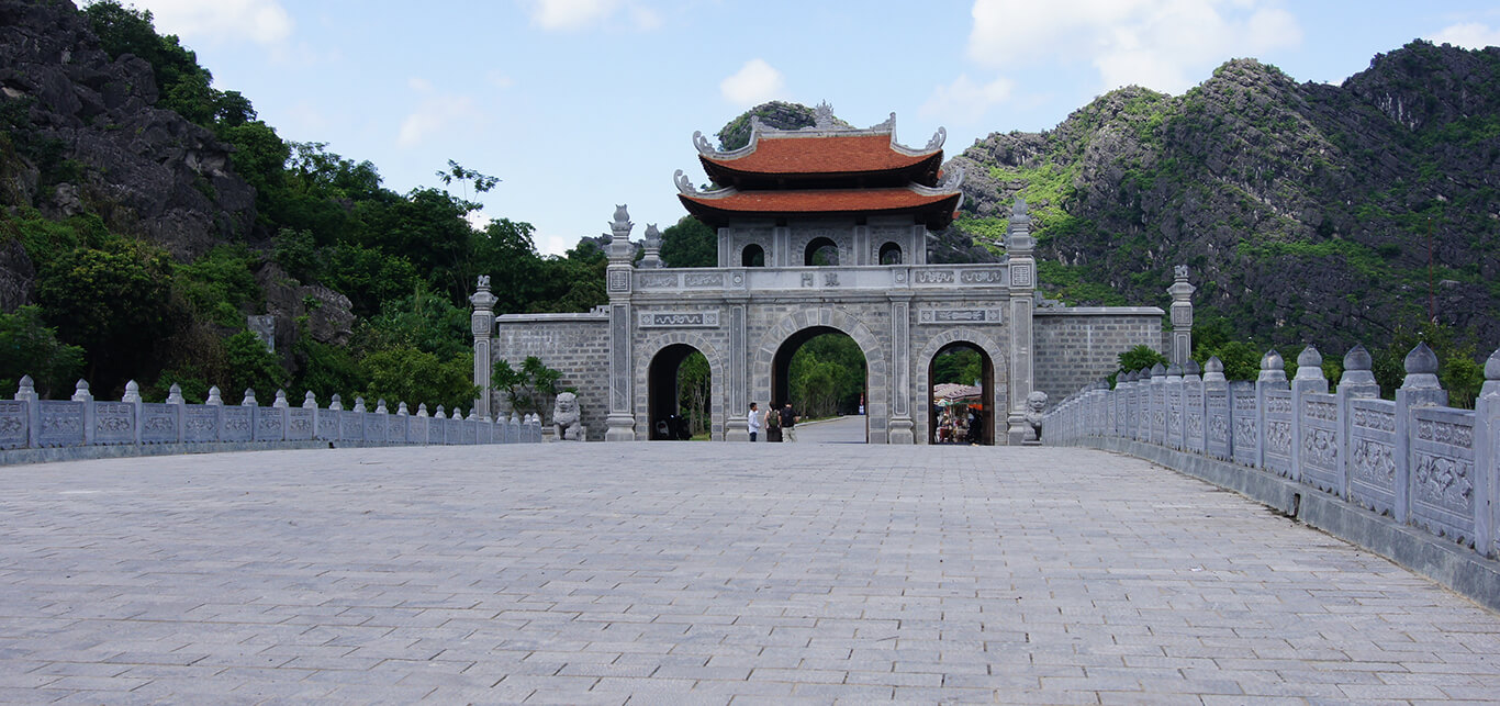 Cổng tam quan Ninh Bình - Đặc trưng du lịch tâm linh Ninh Bình 4