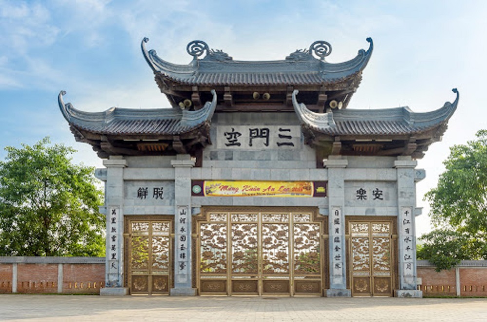 Cổng tam quan Ninh Bình - Đặc trưng du lịch tâm linh Ninh Bình 5