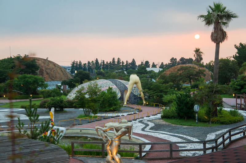 “Đỏ mặt” ở công viên tình yêu Jeju Loveland dành cho người lớn 7