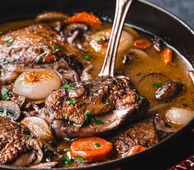 Coq au Vin: Món gà hầm vang đỏ kinh điển nước Pháp 4