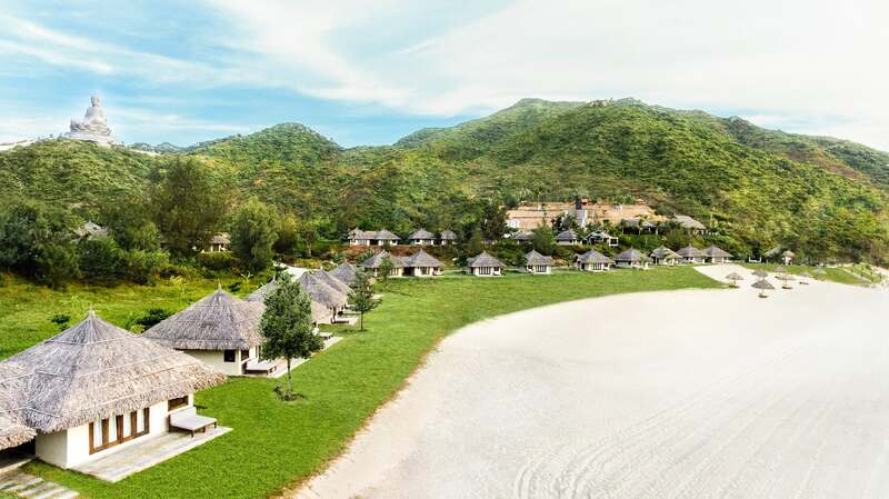 Crown Retreat Resort Quy Nhon, thiên đường bungalow mái lá sát bờ biển 4
