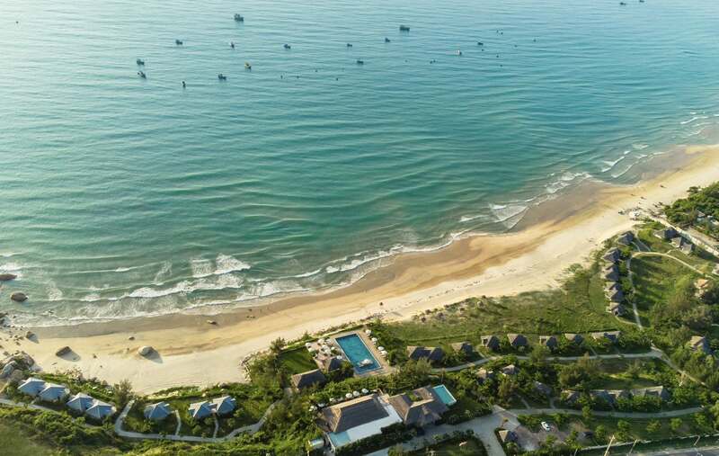 Crown Retreat Resort Quy Nhon, thiên đường bungalow mái lá sát bờ biển 2