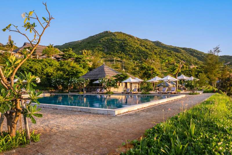 Crown Retreat Resort Quy Nhon, thiên đường bungalow mái lá sát bờ biển 10
