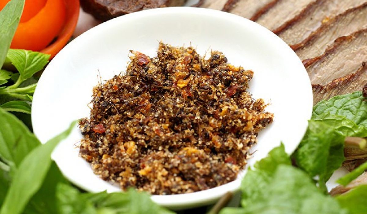Đặc sản muối kiến vàng Phú Yên – Nghe thì ghê, nhưng ăn là mê 3