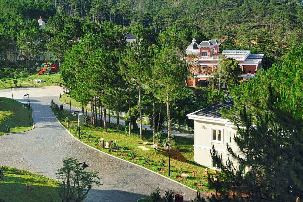 Dalat Edensee Lake Resort Spa nằm trọn trong khu vườn xanh mát 3